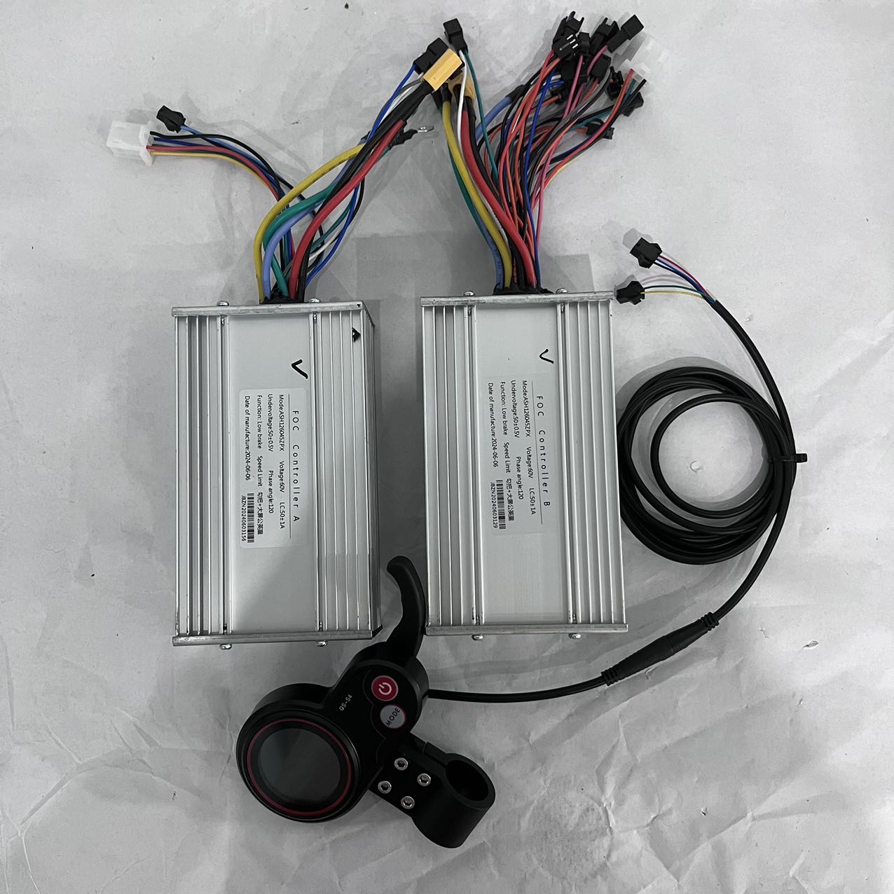 60V 5600W Dual Motor Electric Scooter - 5600W、6000Wの電動スクーター用部品。60V、50Aのデュアルモーターコントローラー、指で操作するスロットル、中央ディスプレイ付き電動スクーターコントローラーキット。
